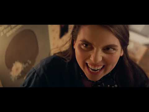 Booksmart trailer image—Amy and Molly sprinting down a hallway toward the party