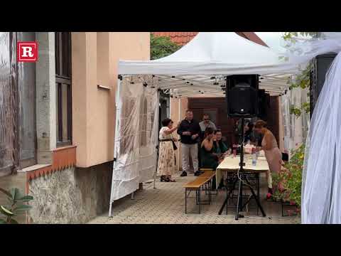 Republika ispred kuće Darkove neveste: Grmi muzika, svi veseli