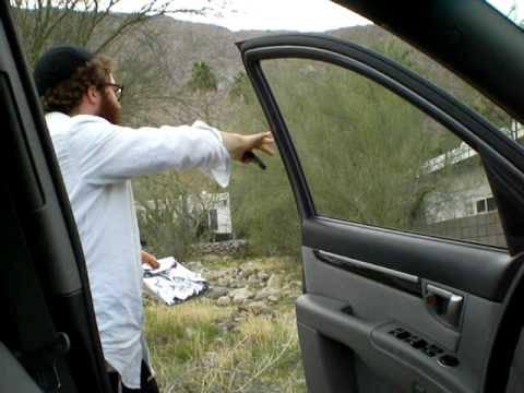 Arik brings hot food to a Yid