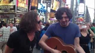 Snow Patrol - Run (Attaloss and Snow Patrol in Times Square, NYC)