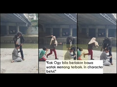 Adui.. belepuk bunyi bila Kak Ogy ketuk Khir Rahman dengan kayu.