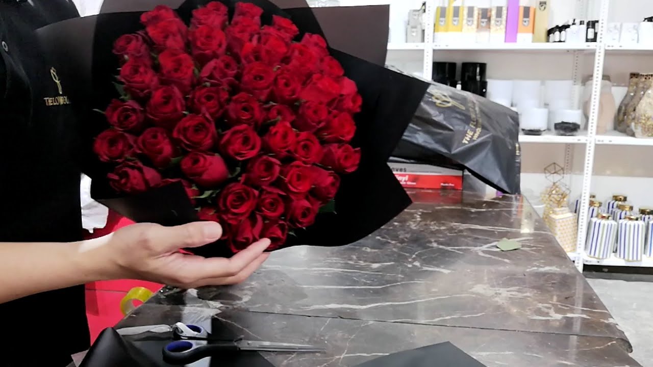 #RosesFiftyPiecesBouquetBlack Making of 50 red roses bouquet