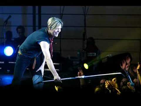 David Bowie- A New Career In A New Town (live 2004)