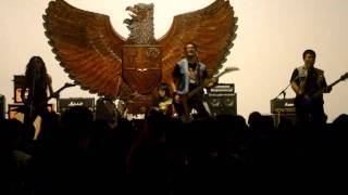 Download lagu Metallic Ass - Distorsi Menendang Bokong   Thrash Metal 1983 (live 16 juli 11 JNM Jogja) mp3