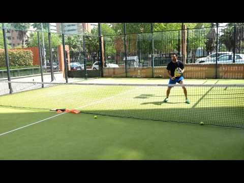 R.P volea de reves a la reja en padel