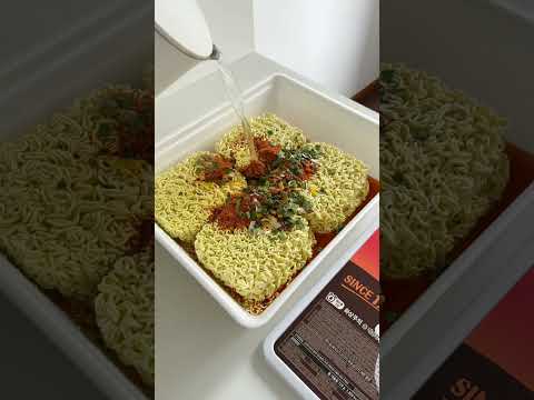 Make giant instant noodles with me🍜🥢！ #lifestyle #asmr #satisfying #lunch