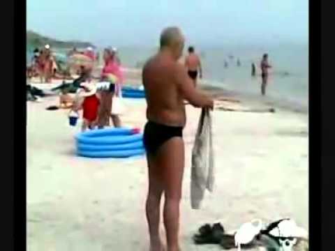 Pijany koleś na plaży