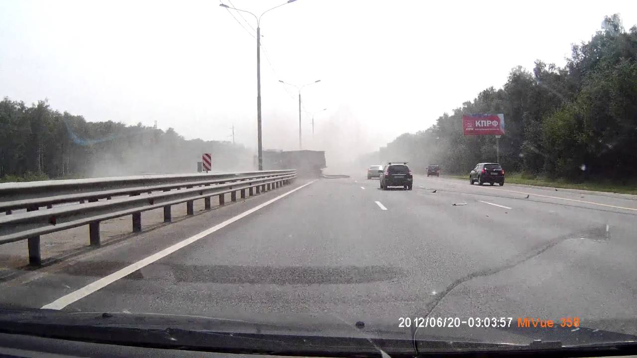 На Симферопольском шоссе в Москве у грузовика лопнуло колесо...