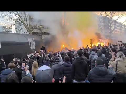 Euforia: autocarro do V. Guimarães 'engolido' por centenas de adeptos na partida para Leiria