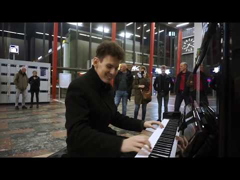Thomas Krüger – Great Piano Medley Of Movie & TV Themes At Train Station