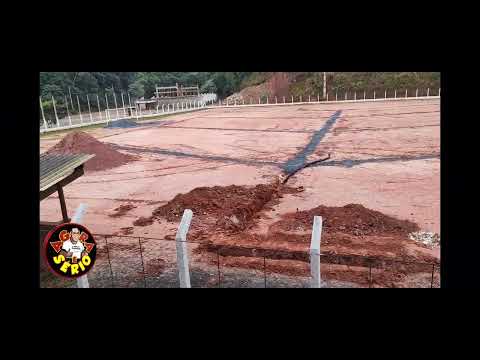 NO GOVERNO AYRES OBRA COMEÇA SEM A PLACA DA OBRA DA GRAMA SINTÉTICA.