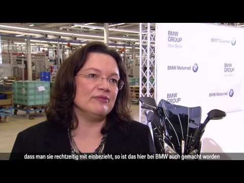 Feature: Politischer Besuch im BMW Motorrad Werk Berlin.