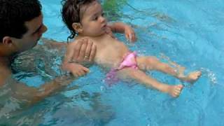 Primer ba&ntilde;o en la piscina