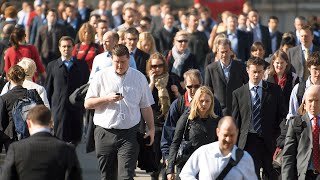 video: Why pedestrians glued to their phones cause pavement pile-ups