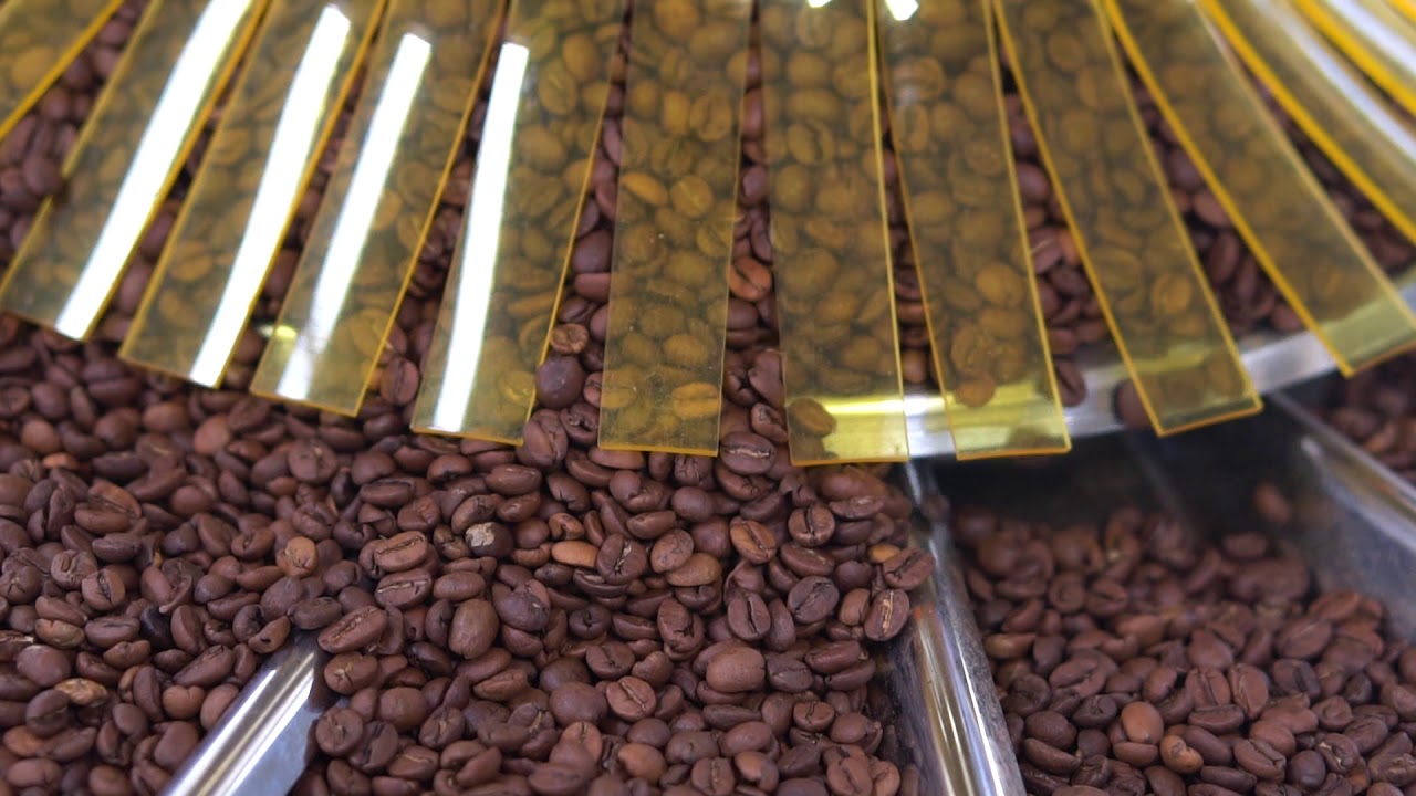 Фабрика по обжарке кофе. Гранд (производство кофе/чая) упаковщик. Фасовка кофе 250 гр 1 кг фото. Фабрика по изготовлению кофе. Расфасовка кофе.