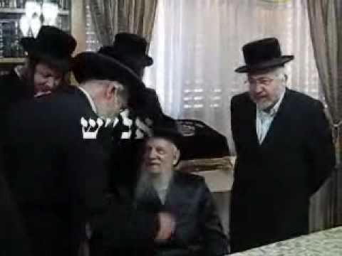 seret viznitz rebbe writing letter in sefer torah