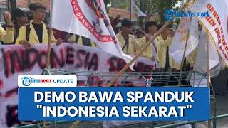 Massa Mahasiswa Bentangkan Spanduk Raksasa 'Indonesia Sekarat' saat Unjuk Rasa di DPRD Sumbar