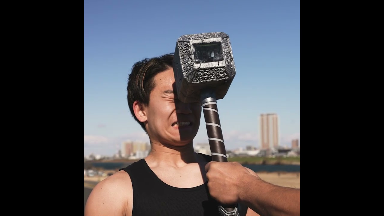 ハンマーを持った男が襲いかかってきた