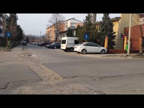 Șanțurile din Aleșd în care şoferii îşi rup maşinile