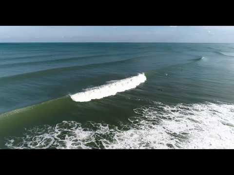 Surfer und von Drohnen geschossene Wellen am Hobe Sound