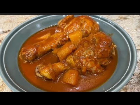 POLLO EN CHILE GUAJILLO CON PAPAS