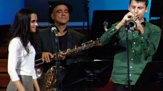 A felicidade JOAN CHAMORRO PRESENTA JOAN MAR SAUQUE & ANDREA MOTIS & JOEL FRAHM