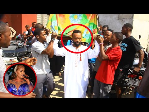 Tazama MUME WA SHADYA alivyobeba jeneza la mkewe machozi yakimtoka hurumaa 😭😭