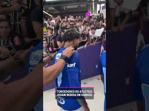 AÍ NÃO, GALERA!😓 Um torcedor do Galo jogou bebida em Gabigol após o jogo contra o Cruzeiro #shorts