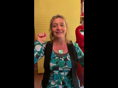 Bettina Göschl singt mit ihrer Piratengitarre: "Piraten Ahoi"