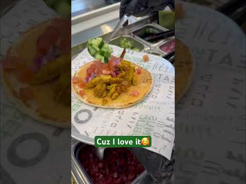 How to make the most perfect😍pita wrap at Hummus Republic!✨#mediterranean #healthy #pita #howto