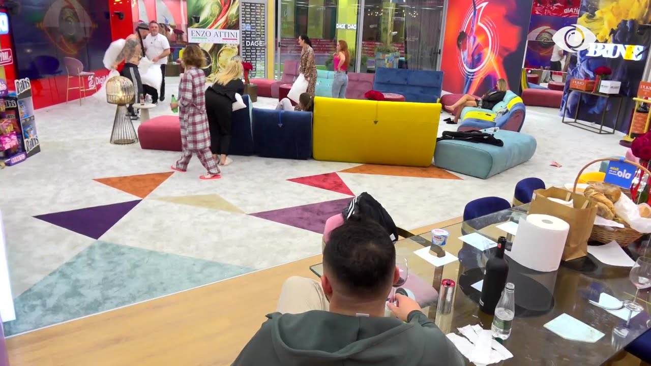 Loja me jastëk/ Sara K. qëllon Julin, banori e ndjek nga mbrapa