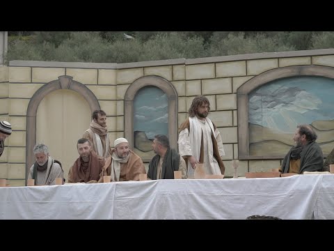 Σύγχρονη αναπαράσταση των Παθών του Χριστού [Sacra Rappresentazione della Passione di Cristo] στη Francavilla di Sicilia [Φρανκαβίλλα ντι Σιτσίλια] (2023). Το τεκμήριο δείχνει την επιβίωση του μεσαιωνικού μυστηρίου: η δράση εκτυλίσσεται σε υπαίθριους χώρους της πόλης, με τη συμμετοχή της τοπικής κοινότητας και την οργανική συνύπαρξη ερμηνευτών, ερμηνευτριών και κοινού.