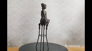 Elegantní bronzová socha sedící ženy na barové stoličce
