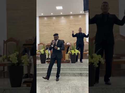 Cantor Wallace sallim cantando na AD Divino de São Lourenço ES 