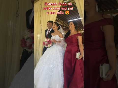 entrada linda da noiva com seu pai e sua mãe 😍 #casamento