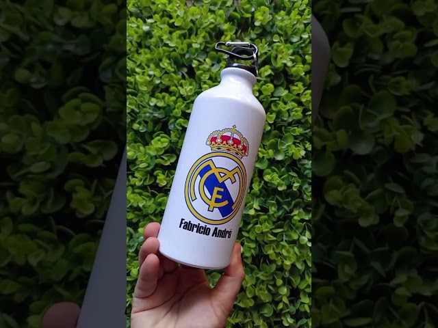 Vídeo relacionado con La Esencia C.F. Real Madrid Botella Sandwichera y Cubierto, Diseño Futbol Botella de Agua para Niños, Aluminio, 600 ml