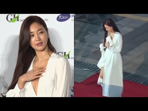 김사랑, 과감한 드레스 탓에 가리기 바쁜 손 '난감하네~' 김사랑, 과감한 드레스 탓에 가리기 바쁜 손 '난감하네~'