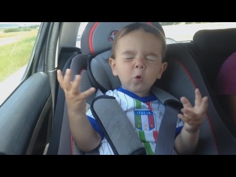 italienischer Junge singt im Auto