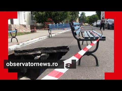 O șoferiță s-a prăbușit cu mașina într-un crater de 2 metri, în drum spre casă, la Negrești (VS)