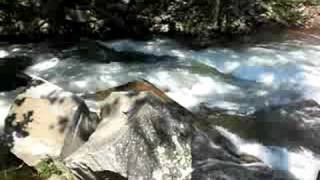 preview picture of video 'Nantahala Falls: Class III (fig.3)'