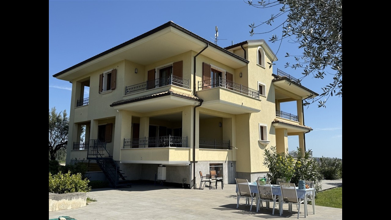 CP1067 large villa on the border between the Marche and Abruzzo  with pool and stunning views