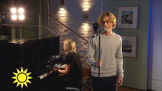 Isak Danielson sjunger låten &quot;I&#39;ll be waiting&quot; - Nyhetsmorgon (TV4)