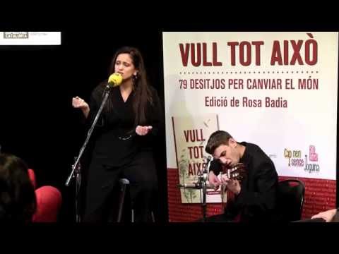 Rosalía versiona "Palabras para Julia" en la presentación del libro "Vull tot això"