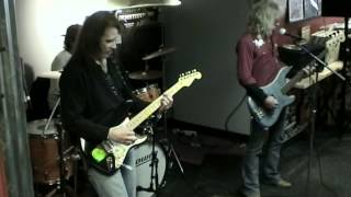 BLUE CHEER Out Of Focus 2-14-08 Tacoma, WA Dickie Peterson playing his TUNIS Bass prototype