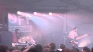 Toro Y Moi - Fax Shadow (live @ OFF Festival 2010)