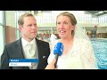 Nanda en Rutger geven elkaar het ja-woord op de bodem van een zwembad