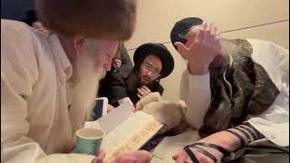 הרב דב קוק מברך את הגרי"מ מורגנשטרן שהגיע לביקור במעונו