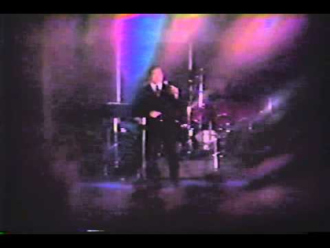 Thể hiện bởi Elvis Phương