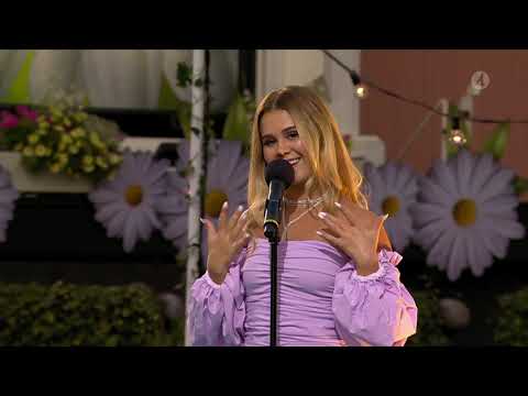 Lisa Ajax sjunger låten ”Fantasi” till tittaren Nathalies mamma - Lotta på Liseberg (TV4)