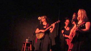 Della Mae   "Hounds"